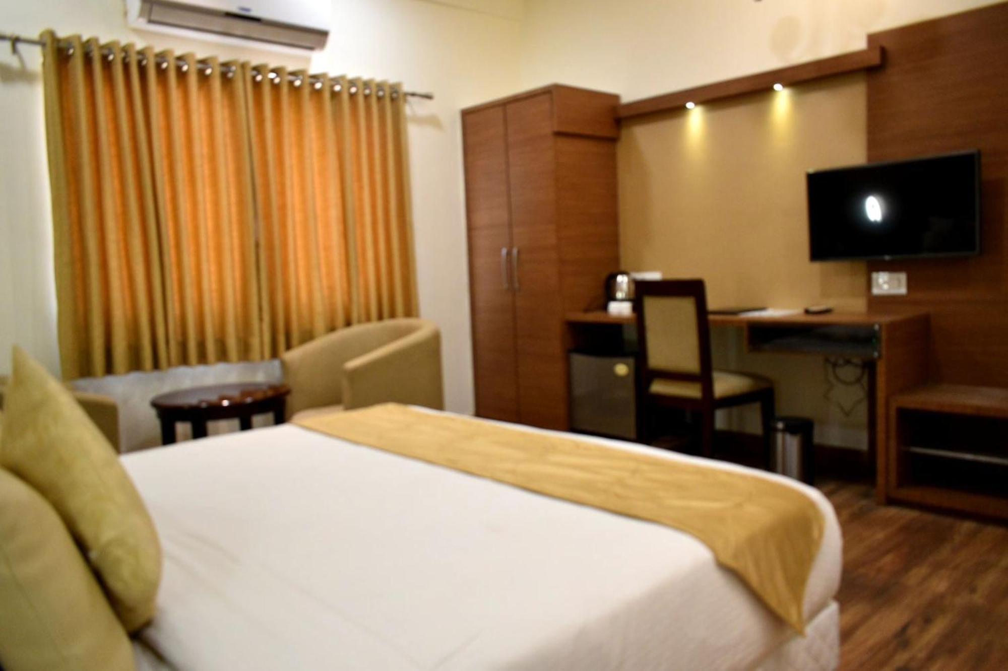 Hotel Aerocity Golden Close To New Delhi Airport 외부 사진